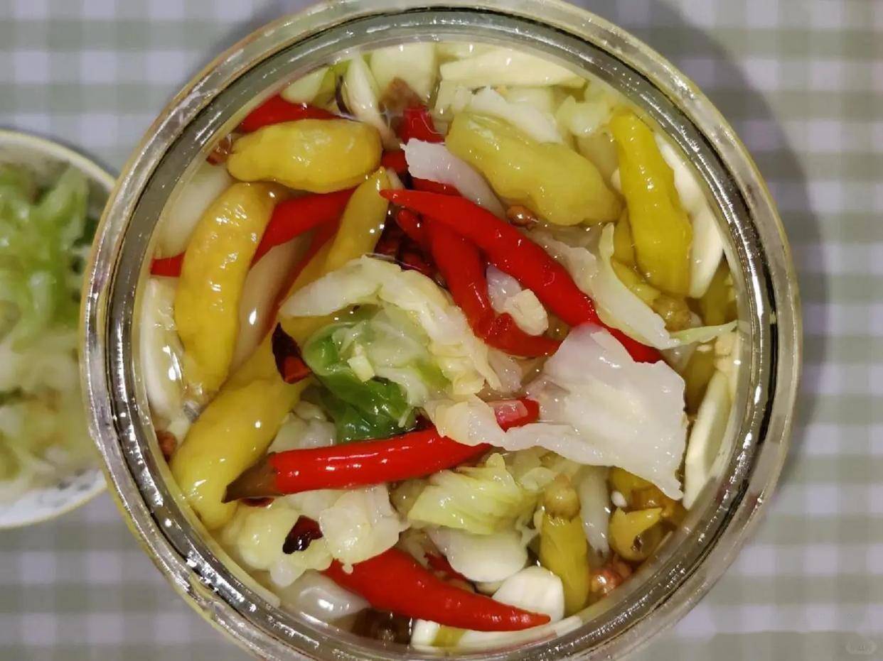 泡菜坛子生白花咋处理(泡菜坛子生白花咋处理还能吃吗)