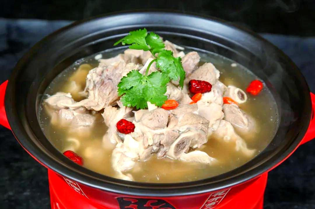 煮羊肉汤放什么调料最佳(煮羊肉汤放什么调料好吃窍门)
