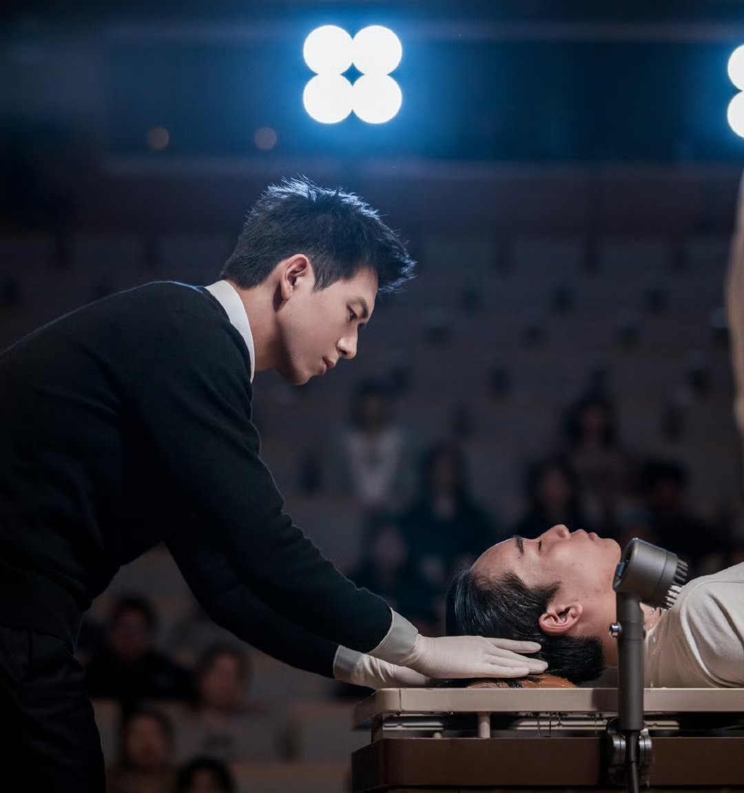 男人碰你手臂胳膊是试探(男生碰你的胳膊是什么意思)