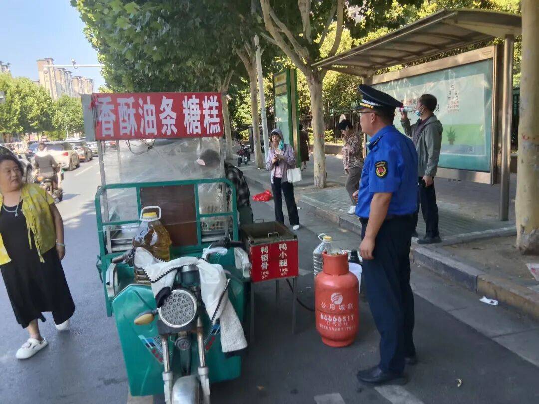 摆地摊怎样不被城管赶(国家允许摆地摊为什么城管还管)
