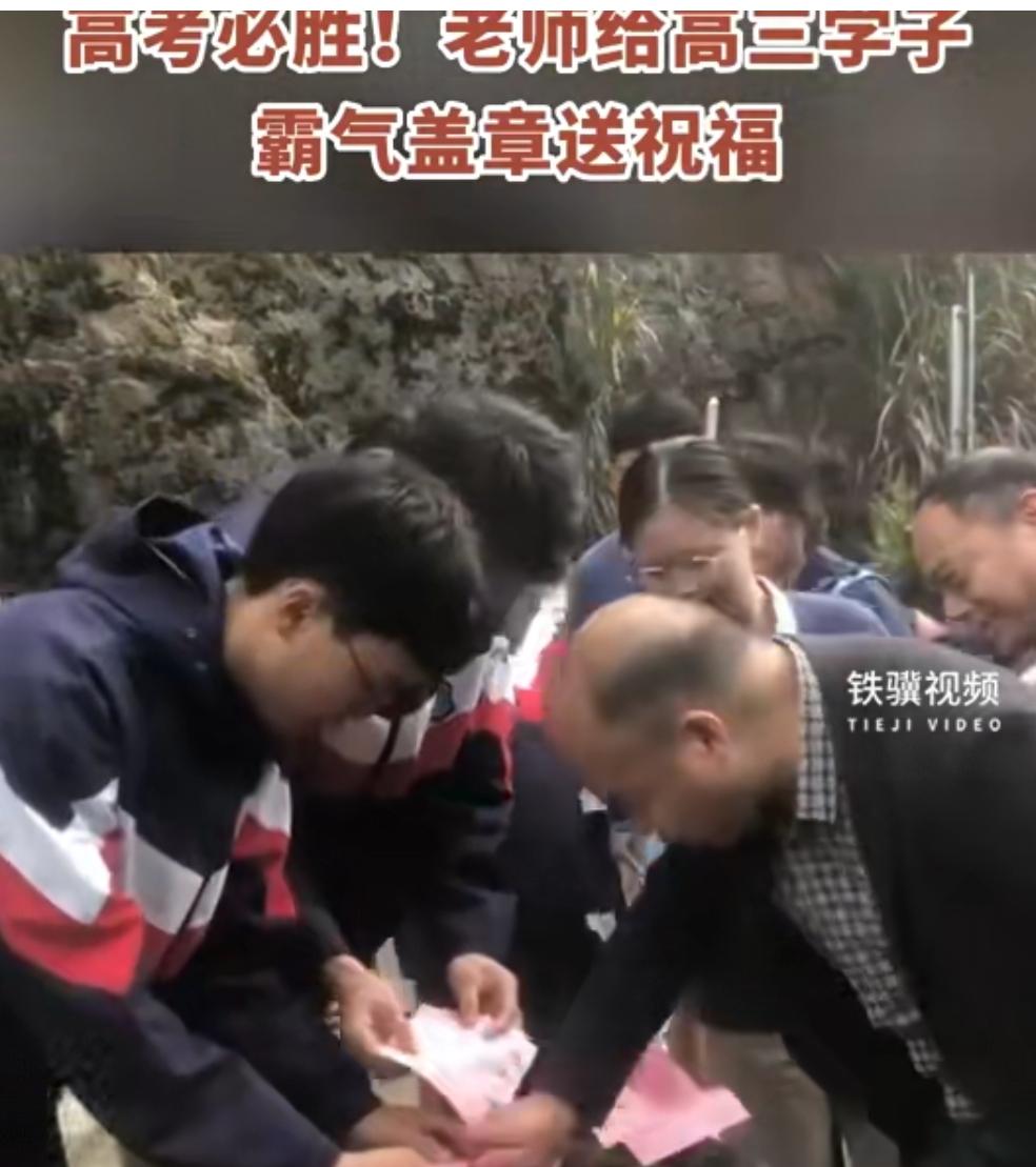 课桌上刻浙大男孩考上清华(男孩桌上写浙大勉励自己,结果考上清华)