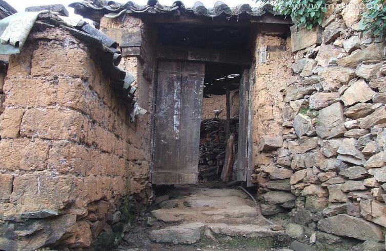 女人梦见回到以前住的房子(女人梦见住在以前的旧房子里)