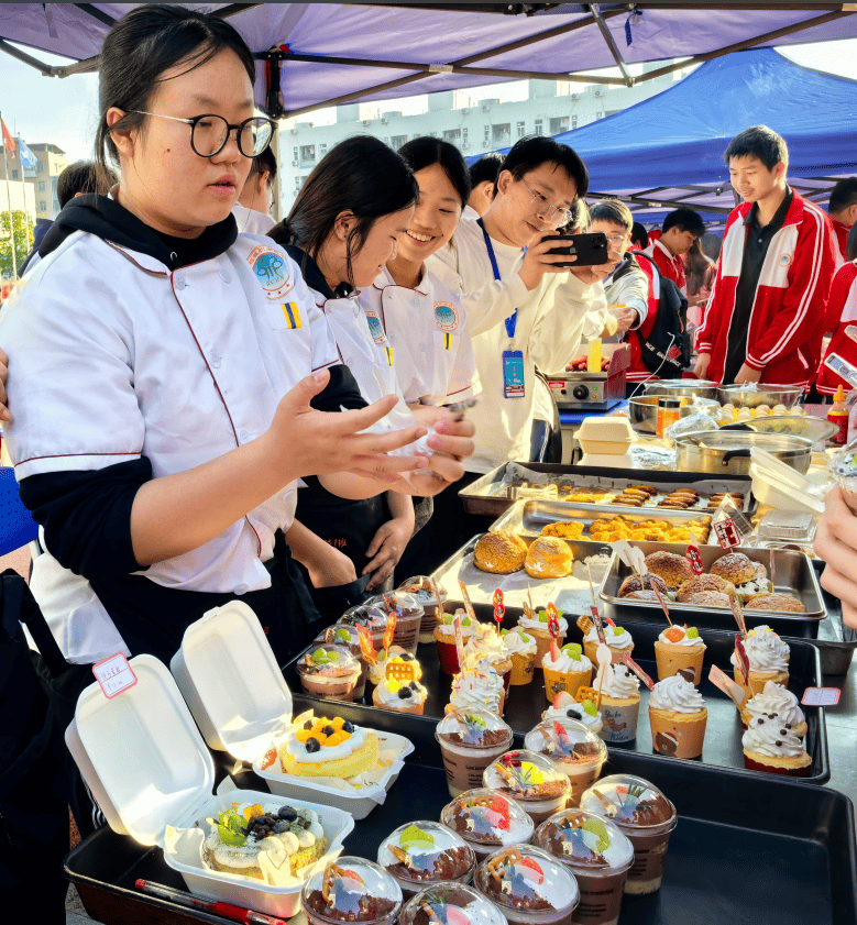 学校美食节做什么美食简单又好吃(学校美食节做什么美食既简单又吸引人)