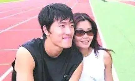 刘翔老婆吴莎(刘翔老婆吴莎多少岁了)