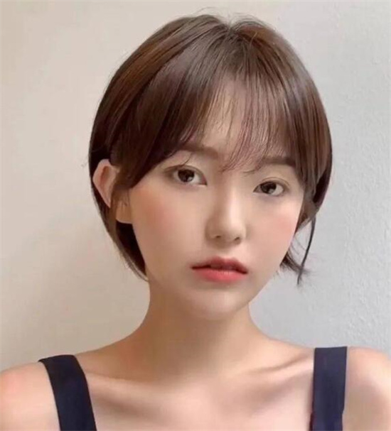 短发发型2022年最新款女图片(短发发型2021年最新款女图片中长发)