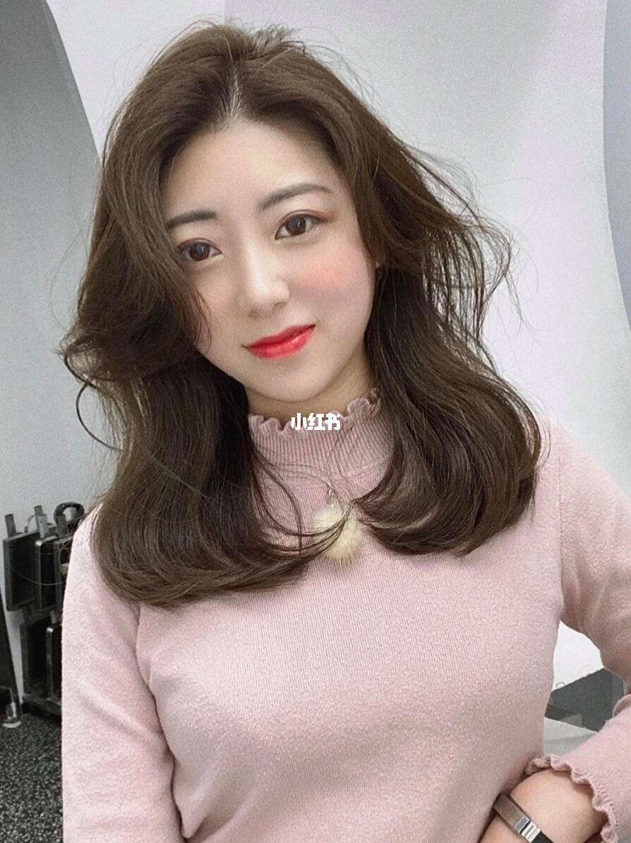 中长发造型2022年最新款女图片(中长发发型2020年最新款图片直发)