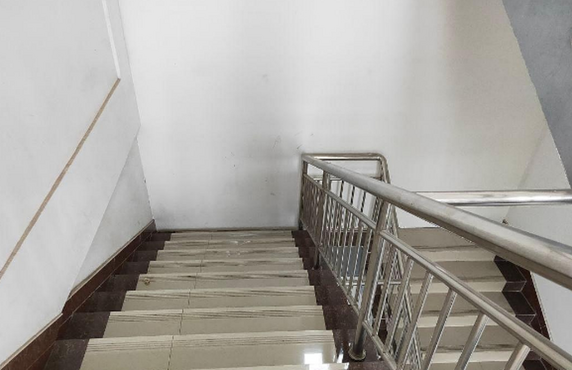 女人梦见下楼梯很陡很害怕(女人梦见下楼梯台阶很高下不去) 女人梦见下楼梯很陡很害怕(女人梦见下楼梯台阶很高下不去)