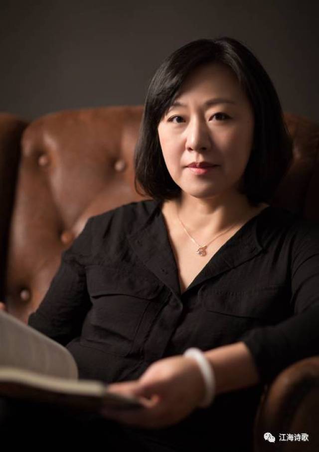 女人梦见头秃了一块露出头皮(女人梦见头发秃了一块,预示着什么)